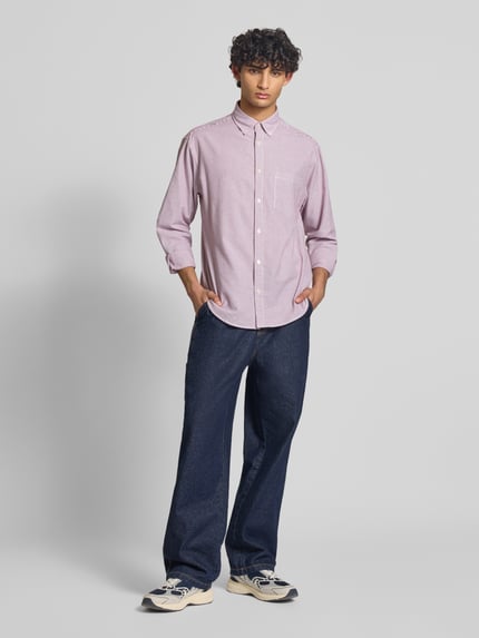 Männermodel trägt Regular Fit Freizeithemd mit Brusttasche Modell 'NORREBRO' von Jack & Jones in Rosa, Baumwoll-Mix, Ganzkörperansicht von vorne.