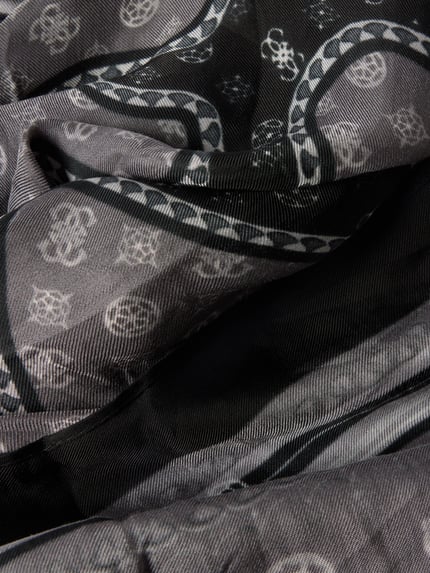 Produktfoto, Schal aus reiner Viskose Modell 'Kefiah' von Guess, rechteckige Passform, Allover-Logo-Print, schwarz-graue Farbtöne, fein strukturiertes Material, Breite 120 cm, Länge 120 cm.