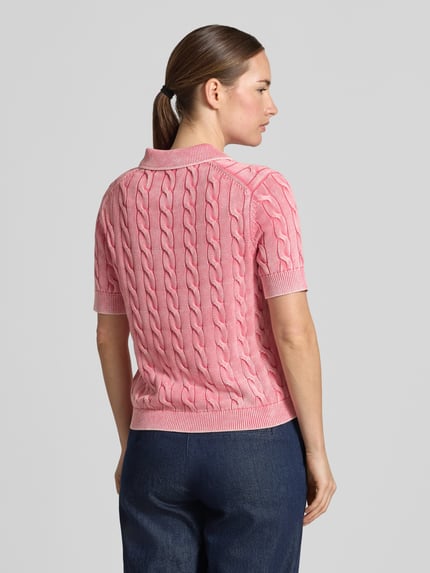 Frauenmodel trägt Slim Fit Poloshirt aus reiner Baumwolle von Jake*s Casual in Rosa mit Zopfmuster, Ganzkörperansicht Rückansicht.