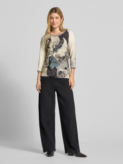 Frauenmodel trägt 3/4-Shirt mit elastischem Saumabschluss von BETTY BARCLAY, mehrfarbiges abstraktes, florales Allover-Muster, Jersey, Ganzkörperansicht von vorne.