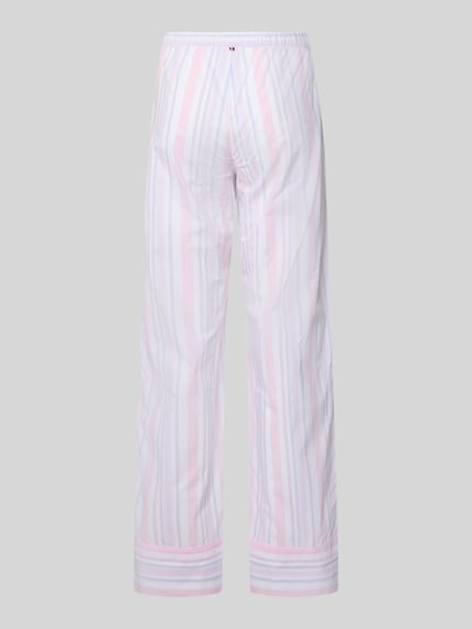 Vrouwenmodel draagt Loose Fit pyjamabroek uit puur katoen van TOMMY HILFIGER met all-over streepmotief, popeline materiaal, labelpatch, sierknoop, elastische boord, steekzakken, pastelkleuren, Ganzkörperansicht Rückansicht.