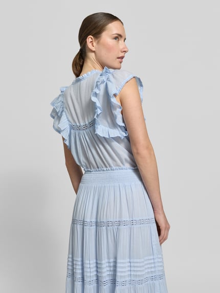 Frauenmodel trägt Maxirock mit elastischem Bund Modell 'Felicia' von Neo Noir in Hellblau, Reine Baumwolle, A-Linie, Stufen-Look, Ganzkörperansicht Rückansicht. Bundweite 35 cm, Gesamtlänge 100 cm bei Größe 36.