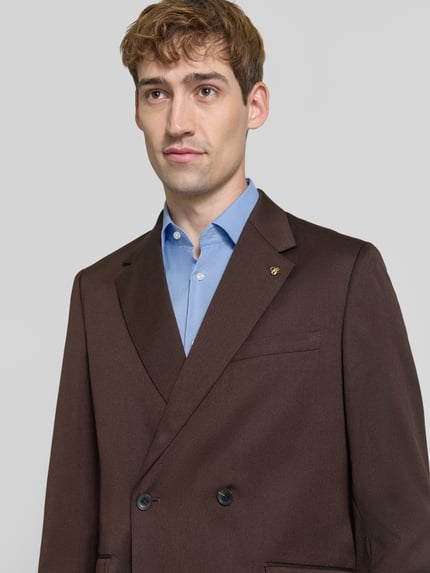 Männermodel trägt Regular Fit Sakko mit Woll-Anteil von Scotch & Soda, Material-Mix, Reverskragen, Nahaufnahme Oberkörper.