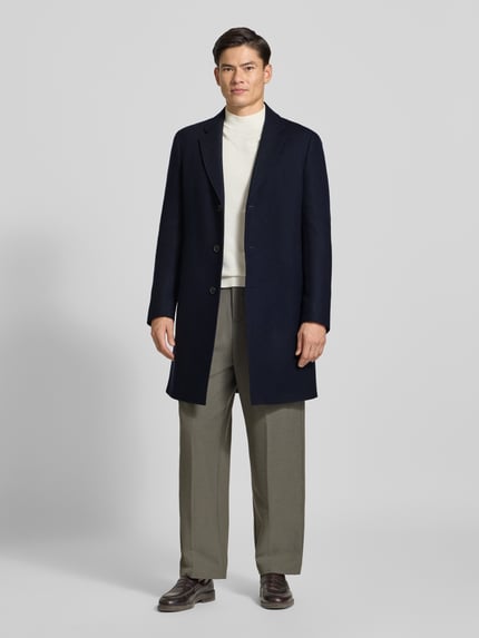 Männermodel trägt Slim Fit Mantel mit einreihiger Knopfleiste von BOSS, unifarben, Longline, Wollmix, Ganzkörperansicht von vorne.