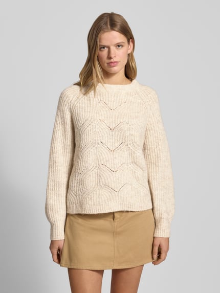 Frauenmodel trägt Relaxed Fit Strickpullover mit Woll-Anteil Modell 'GILA' von Only, unifarben, Rundhals, Raglanärmel, Stricktextur, Ganzkörperansicht von vorne