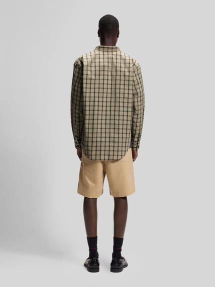 Männermodel trägt Oversize Freizeithemd aus reiner Baumwolle Modell 'EBALTOW' von HUGO für Herren, Karomuster, Ganzkörperansicht Rückansicht.