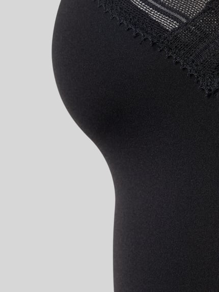 Männermodel trägt czarny top ze stretchem, obszycie koronką, krój slim fit, cienkie ramiączka, Slim Fit Top mit Spitzenbesatz Model 'Go Blush' von Sloggi, detaliczne ujęcie, kontekst: damski top marki Sloggi, obszycie koronką, krój slim fit, model 'Go Blush', cienkie ramiączka