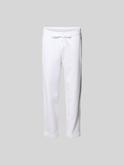 Produktfoto, Sweatpants aus Baumwoll-Mix von Juvia in wit met smal toelopende pijpen, elastische band met tunnelkoord, steekzakken, elastische boorden, binnenbeenlengte maat S 42 cm, bandwijdte maat S 67 cm