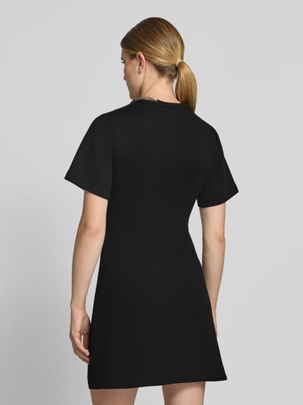 Frauenmodel trägt schwarzes Slim Fit Freizeitkleid aus Baumwoll-Mix Modell 'Neriet' von HUGO, glatte Struktur, Ganzkörperansicht Rückansicht, Damen Freizeitkleid von HUGO