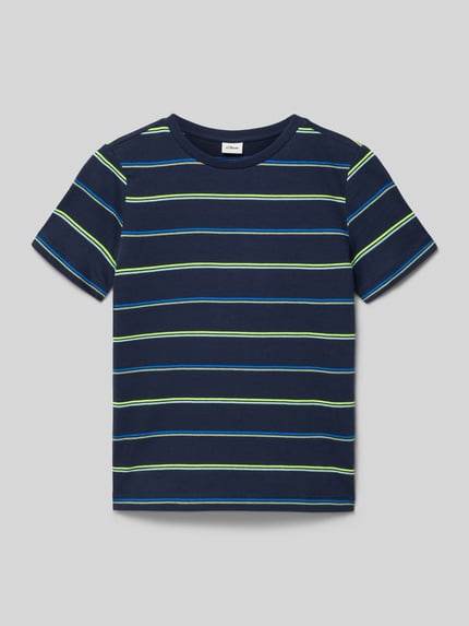 Produktfoto, Regular Fit T-Shirt aus Baumwoll-Mix von s.Oliver RED LABEL, Kinder T-Shirt mit Optik: Allover-Muster, Muster: Gestreift, Rundhals, Ärmelform: Kurzarm, Material: Baumwoll-Mix auf dunkelblauem Grund mit feinen, farbigen Streifen.