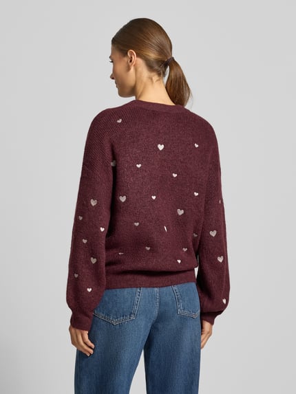Frauenmodel trägt Strickpullover mit Stitchings und Rundhalsausschnitt von Apricot, bordeaux, Woll-Mix, Regular Fit, Ganzkörperansicht Rückansicht.