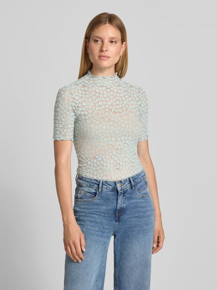 Frauenmodel trägt T-Shirt aus Spitze mit Stehkragen von Zero aus Baumwoll-Mix mit Stretch, Slim Fit, hellblau, Ganzkörperansicht von vorne.