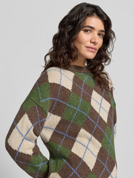 Frauenmodel trägt Pullover aus Wolle mit Rundhalsausschnitt von MAX MARA WEEKEND im Argyle-Muster, mehrfarbig, Strickoptik, Nahaufnahme Oberkörper.