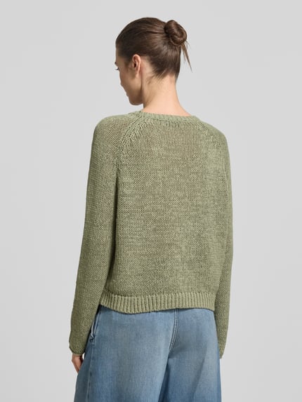 Frauenmodel trägt Oversized Strickpullover aus Baumwoll-Mix von Marc O'Polo, efekt: jednolity kolor, krój oversized, okrągły dekolt, raglanowe rękawy, wykończenie: prążkowane, wykończenie materiału: dzianina, materiał: mieszanka bawełny, Ganzkörperansicht Rückansicht
