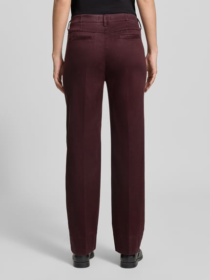 Kobiece model nosi Super Slim Fit Schmale Hose aus Lyocell-Baumwoll-Mix Modell 'LORELLA' von Raphaela By Brax, bordowy kolor, gładka powierzchnia, widok całego ciała z tyłu.