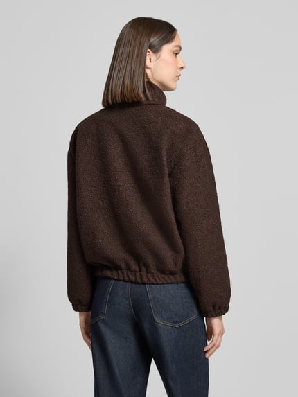 Vrouwenmodel draagt donkerbruine jack met opstaande kraag ZABAIONE Model 'La44ra', loose fit, steekzakken, elastische boorden, volledig van achteren gezien. Ruglengte maat S: 55 cm, mouwlengte maat S: 54 cm.