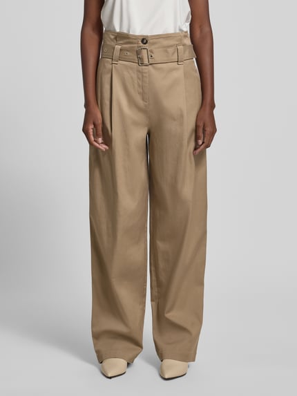 Vrouwenmodel draagt Regular Fit Weite Hose met geïntegreerde riem van Marc O'Polo, look: effen, regular fit, wide leg, high waist, applicatie: geïntegreerde riem, details: riemlussen, bandplooien, sluiting: knoop en verborgen ritssluiting, steekzakken, paspelzakken, materiaal: lyocellmix, volledige lichaamsaanzicht van voren.