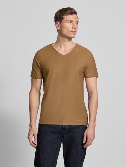 Męski t-shirt z prążkowanym okrągłym dekoltem od MCNEAL, krój regular fit, długość tyłu w rozmiarze M: 65 cm, całkowity widok z przodu