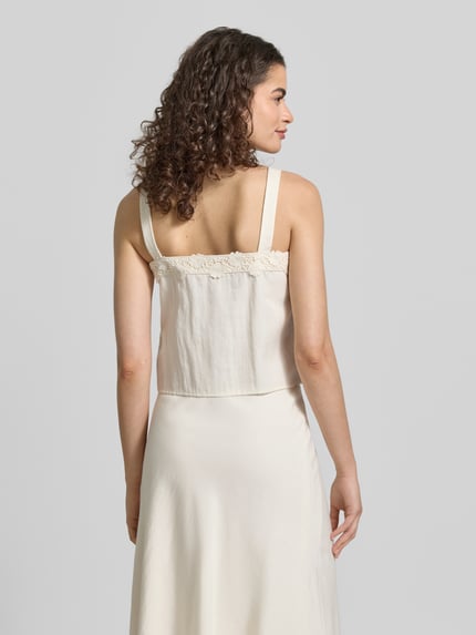 Frauenmodel trägt Cropped Blusentop mit Häkelspitze von Jake*s Casual aus Lyocell-Mix mit Viskose-Anteil, cremefarben, Drapierungen, Ganzkörperansicht Rückansicht.