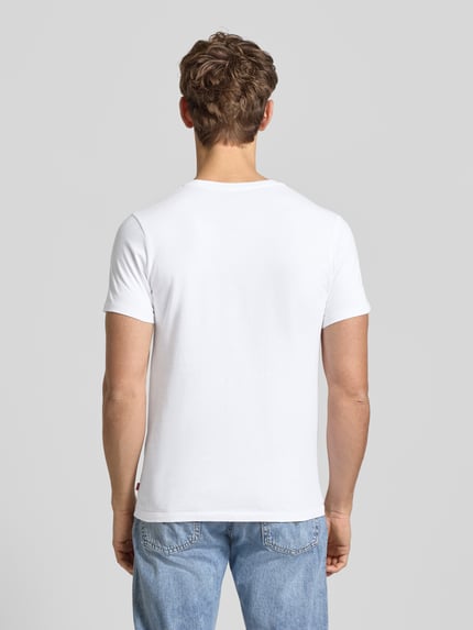 Männermodel trägt T-Shirt mit Label-Print im 2er-Pack von Levi's®, weiße Baumwolle, Regular Fit, Rückansicht, Ganzkörperansicht.