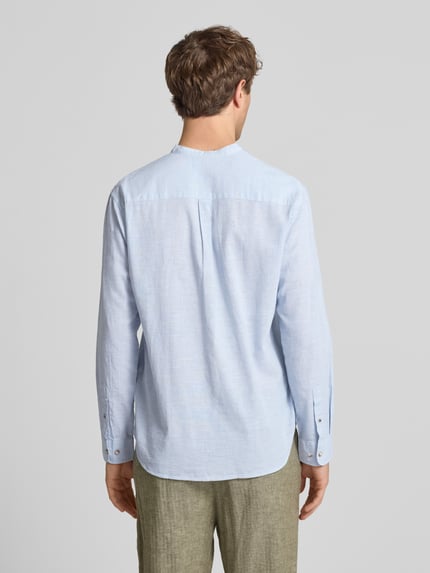 Männermodel trägt Regular Fit Freizeithemd aus Baumwoll-Leinen-Mix von Jack & Jones, hellblau, Modell SUMMER LINEN BLEND, Ganzkörperansicht Rückansicht.