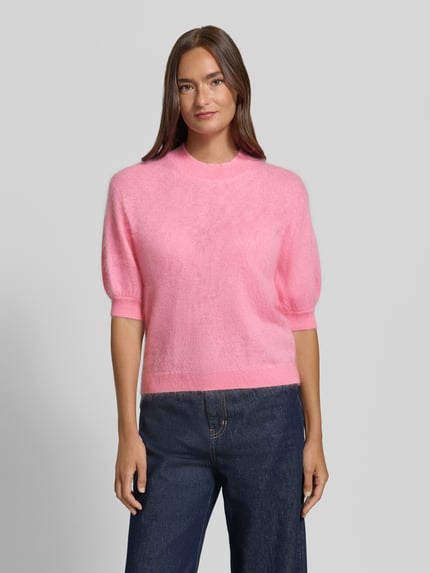 Frauenmodel trägt Regular Fit Pullover aus Kaschmir-Mix mit Woll-Anteil von HERZENS, Strick-Optik, Rundhalsausschnitt, Ganzkörperansicht von vorne.