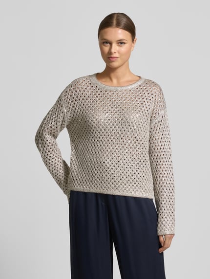 Vrouwenmodel draagt 'Strickpullover mit Lochstickerei' van Betty Barclay in beige met katoenmix, regular fit, geribde ronde hals, voorkant bovenlichaam close-up.