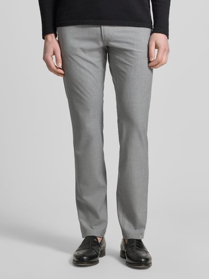 Männermodel trägt Hose mit Eingrifftaschen Modell 'Chuck' von Brax in Grau, Material-Mix mit Viskose-Anteil, Regular-Fit, Ganzkörperansicht von vorne.
