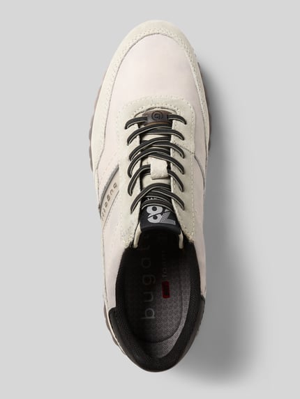 Produktfoto, Sneaker mit Label-Detail Modell 'Philip' von Bugatti, Herren Sneaker aus Echtleder, abgerundete Spitze, strukturierte Sohle, Schnürverschluss, graue und beige Farbtöne, Absatzhöhe 4 cm, Schafthöhe 9 cm, Schaftweite 7 cm.