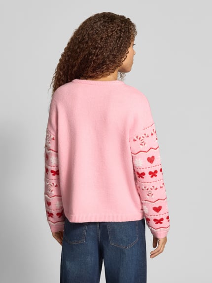 Frauenmodel trägt Pullover mit Santa Schriftzug von ONLY, mehrfarbig, Strickoptik, Motiv-Print, Ganzkörperansicht Rückansicht.