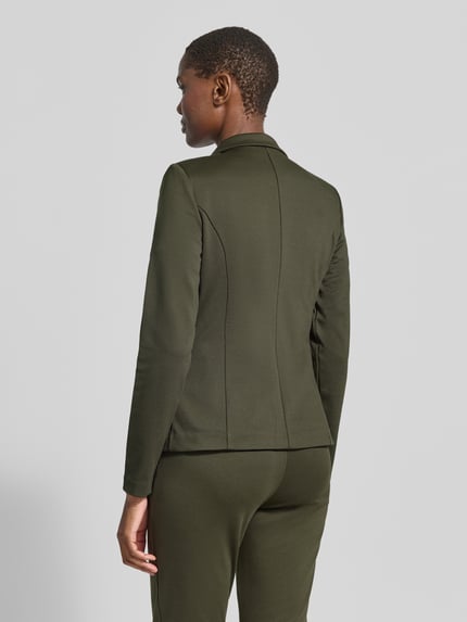 Frauenmodel trägt Slim Fit Blazer mit Paspeltaschen Modell 'KATE' von ICHI in Olivgrün, Material-Mix mit Viskose-Anteil, Ganzkörperansicht Rückansicht.