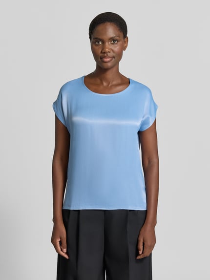 Vrouwenmodel draagt T-Shirt uit viscosemix van MORE met recht model, glanzende look, verlengde achterkant, ruglengte maat 36: 64 cm, voorkant volledig zichtbaar, bovenlichaam dichtbij.