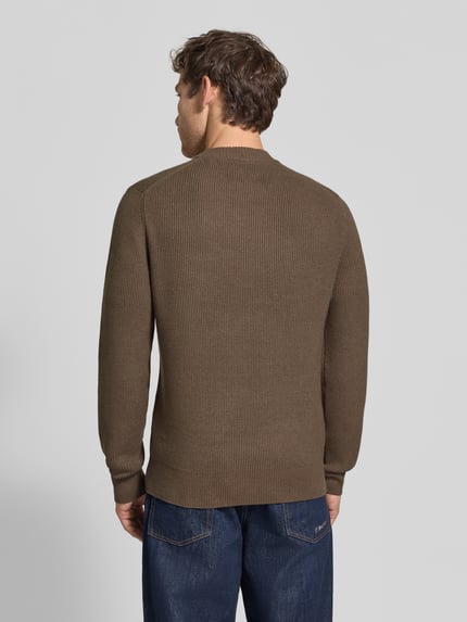 Männermodel trägt Regular Fit Pullover aus Viskose-Mix Modell 'MATTI' von Jake*s Studio Men in Braun, strukturierte Oberfläche, Ganzkörperansicht Rückansicht.