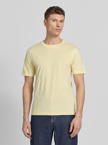 Männermodel trägt Regular Fit T-Shirt mit Rundhalsausschnitt von MCNEAL in Hellgelb, reine Baumwolle, glatte Struktur, Ganzkörperansicht von vorne.