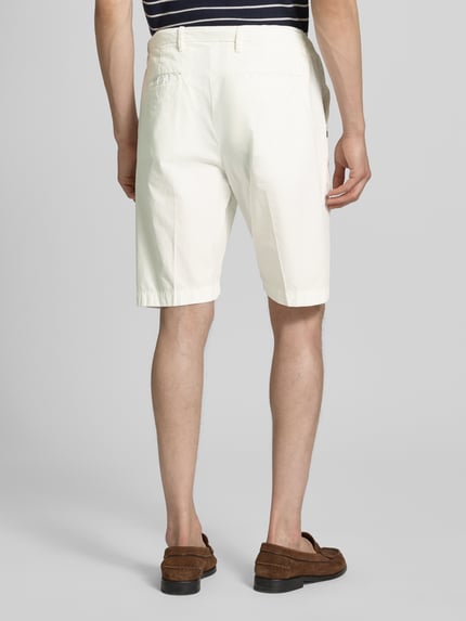 Männermodel trägt Hose mit Gesäßtaschen von MARKUP, Reine Baumwolle, Regular-Fit, Knopf-Reißverschluss, Ganzkörperansicht Rückansicht.
