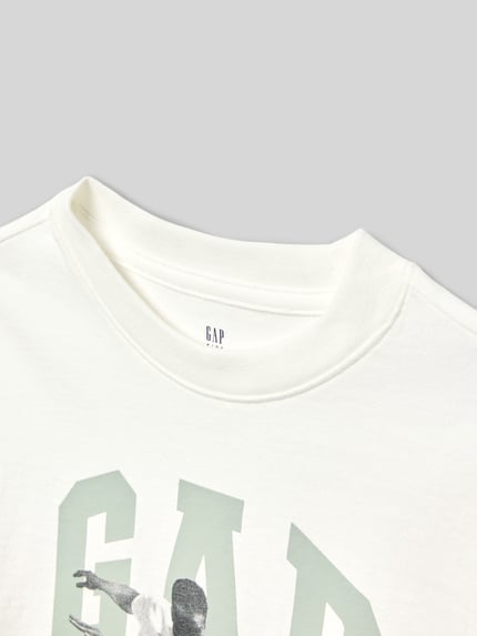 Produktfoto, T-Shirt mit Motiv- und Logo-Print von GAP aus Reine Baumwolle, Straight Fit, gerippter Rundhalsausschnitt, Detailaufnahme