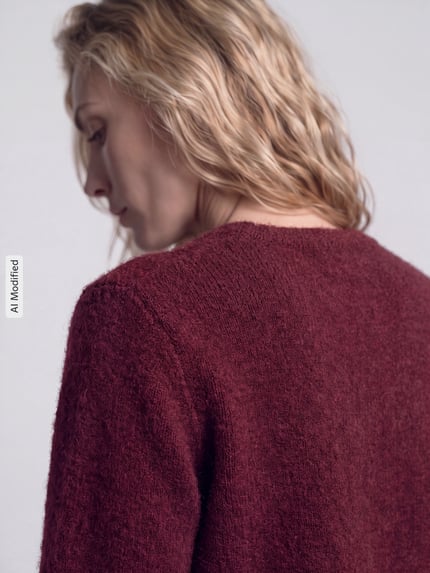 Frauenmodel trägt Relaxed Fit Strickjacke aus Woll-Mix Modell 'LULU' von Selected in Dunkelrot, Damen Strickjacke, Nahaufnahme Rückenansicht, KI-modifiziertes Bild.