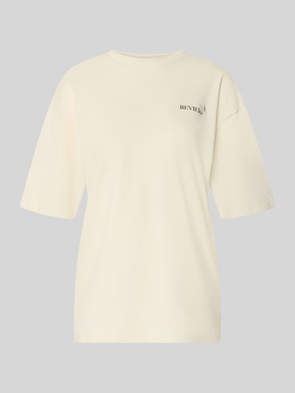 Produktfoto, T-shirt im Oversize-Fit mit Blumen-Backprint von REVIEW z bawełny, krój oversized fit, okrągły dekolt, rękaw o dł. 1/2, detal z logo