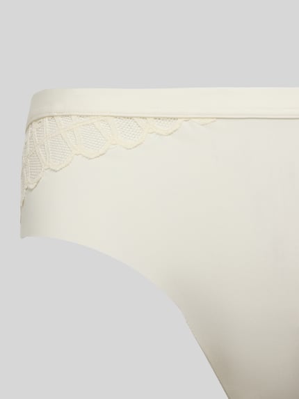 Vrouwenmodel draagt Slip met kant Modell 'Poetry Temp' van Mey, materiaalmix met stretch, nauwsluitend, detailopname zijkant.