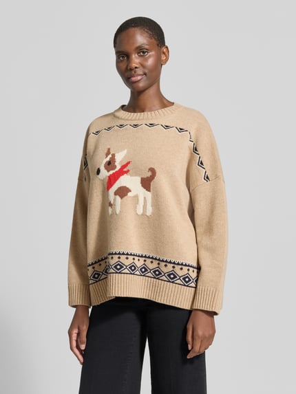 Frauenmodel trägt Relaxed Fit Pullover aus reiner Wolle Modell 'PAVIDI' von Weekend Max Mara in Beige mit Hundemotiv, geometrische Muster, Nahaufnahme Oberkörper. Damen Pullover von Weekend Max Mara.