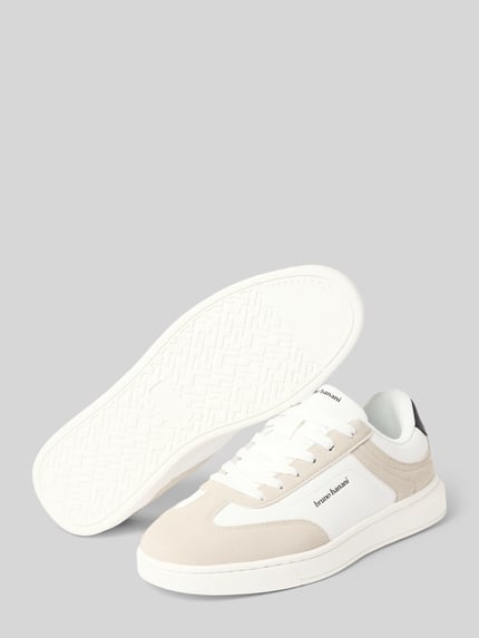 Produktfoto, Sneaker mit Schnürung und Label-Details Modell 'CDG' von Bruno Banani in Beige und Weiß, runde Spitze, Texturmix, Kontrastsohle, Kontext Herren Sneaker, Absatzhöhe 4 cm, Schafthöhe 6 cm, Schaftweite 7 cm.