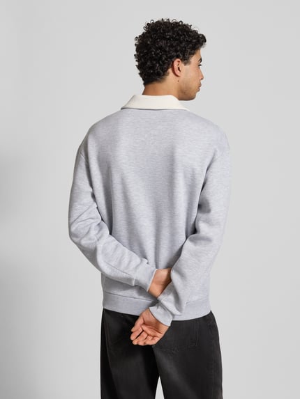 Männermodel trägt Sweatshirt mit Kontrastkragen und borstzak met geborduurd logo van REVIEW, materiaalmix met katoen, regular fit, ruglengte bij maat M 71 cm, mouwlengte bij maat M 63 cm, lichtgrijs met witte kraag, ganzkörperansicht rückansicht.