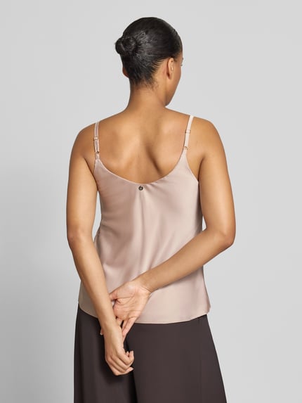 Vrouwenmodel draagt Blusentop aus Satin van Rinascimento in beige, Materiaalmix met stretch, getailleerd, verstelbare spaghettibandjes, v-hals, ruglengte maat S 41 cm, volledig beeld van achteren.