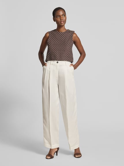 Frauenmodel trägt Relaxed Fit Bundfaltenhose mit Leinen-Anteil von Marc O'Polo, Optik: Unifarben, Passform: Relaxed-Fit, Bundfalten, Knopf und Reißverschluss, seitliche Eingrifftaschen, Paspeltaschen, Material mit Leinen-Anteil, Ganzkörperansicht von vorne.