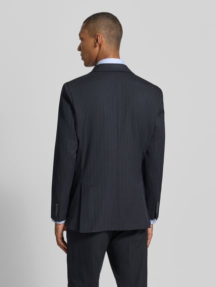Männermodel trägt dunkelblaues Slim Fit Sakko mit Nadelstreifen von SELECTED HOMME, feine Linien, Ganzkörperansicht Rückansicht.