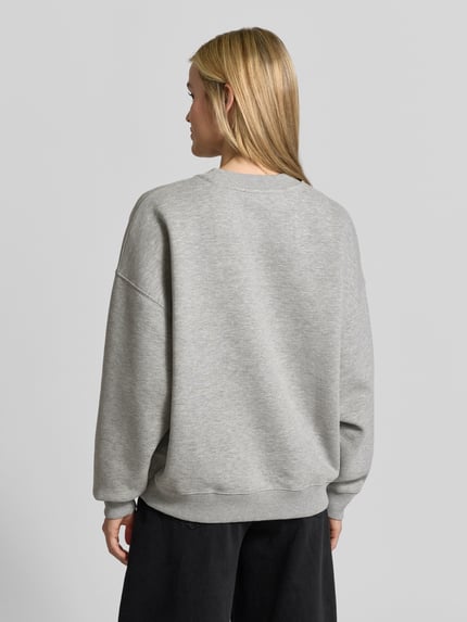 Vrouwenmodel draagt Oversized Sweatshirt met katoenmix van Anine Bing, Materiaalmix, grijs met ribboorden, geheelopname achteraan.