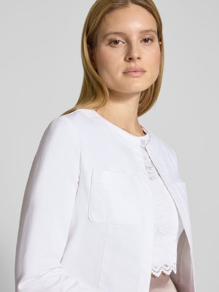 Vrouwenmodel draagt Cropped Jacke mit Brusttaschen van SWING, katoenmix met stretch, kort, open pasvorm, borstzakken, Nahaufnahme bovenlichaam.