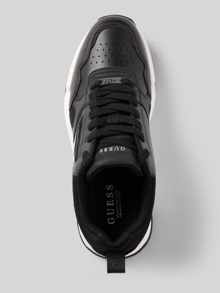 Produktfoto, Sneaker mit Label-Detail Modell 'HELADO' von Guess, schwarze Oberfläche, strukturierte weiße Sohle, runde Formen, sichtbarer Schnürverschluss, abgerundete Spitze, Zugschlaufe hinten, Herren Sneaker, strukturierte Textur, Absatzhöhe 5 cm, Schafthöhe 8 cm, Schaftweite 10 cm