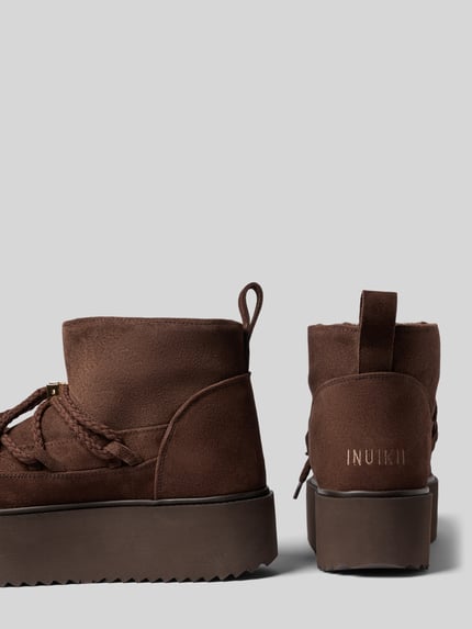 Productfoto, boots uit gecoat leer met afgeronde vorm, model 'CLASSIC LOW PLATFORM' van INUIKII, profielplaatzool, labeldetail, dames, maat 40, hakhoogte 6 cm, schachthoogte 12 cm, schachtbreedte 12 cm.