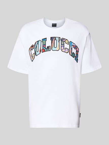 Produktfoto, T-shirt met 1/2-mouwen van COLUCCI, puur katoen, recht model, ronde hals, ruglengte bij maat M 72 cm, wit met kleurrijk logo.